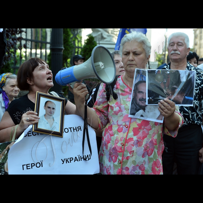 Київ. Біля Адміністрації президента України відбулось  мирне зібрання представників родин «Небесної Сотні». Вимоги до президента України:  Присвоєння звання Героя України загиблим героям.  Увіковічення пам’яті загиблих на Майдані (Алея Пам’яті та меморіал «Небесна Сотня») по вул. Інститутській. 
